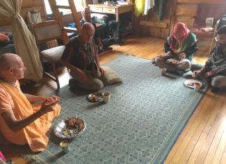 Honoring prasad chez Maharaj